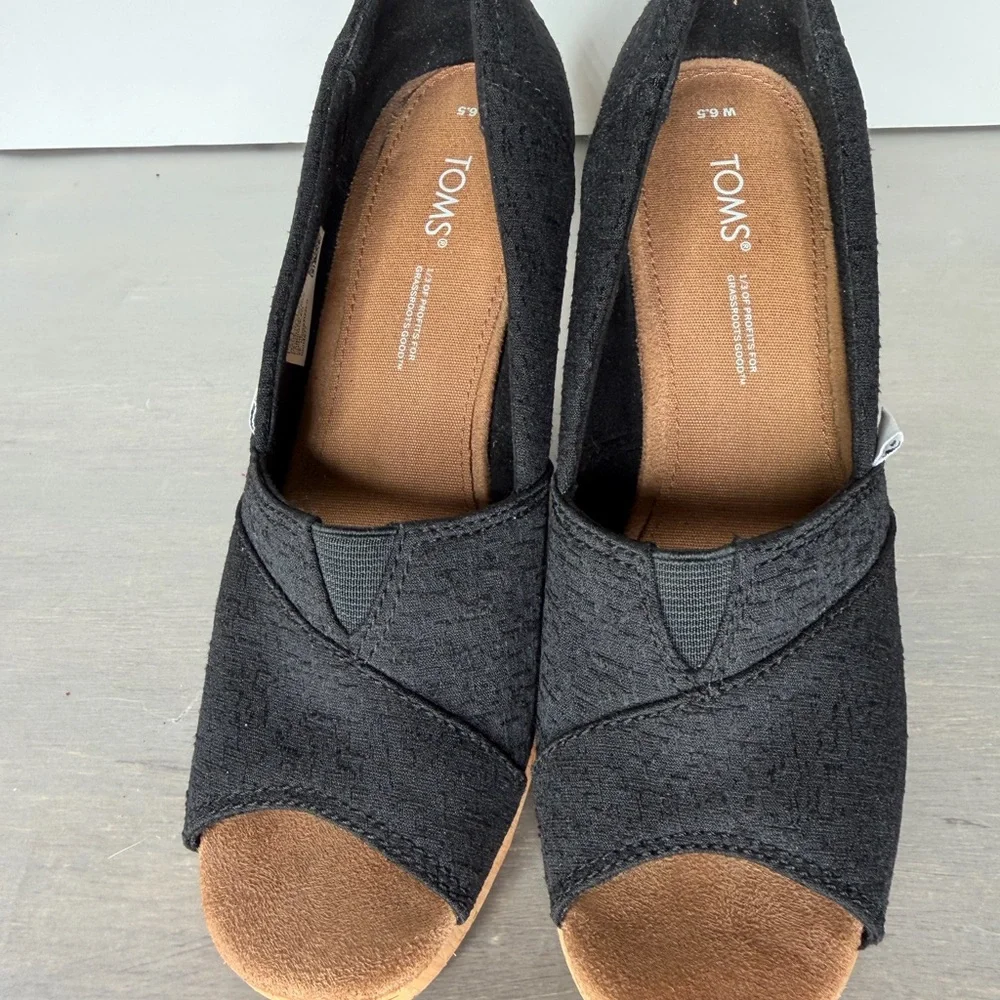 Toms Women's Size 6.5 Calypso Peep Toe Cork Wedge Fabric Shoes Black Worn 1x